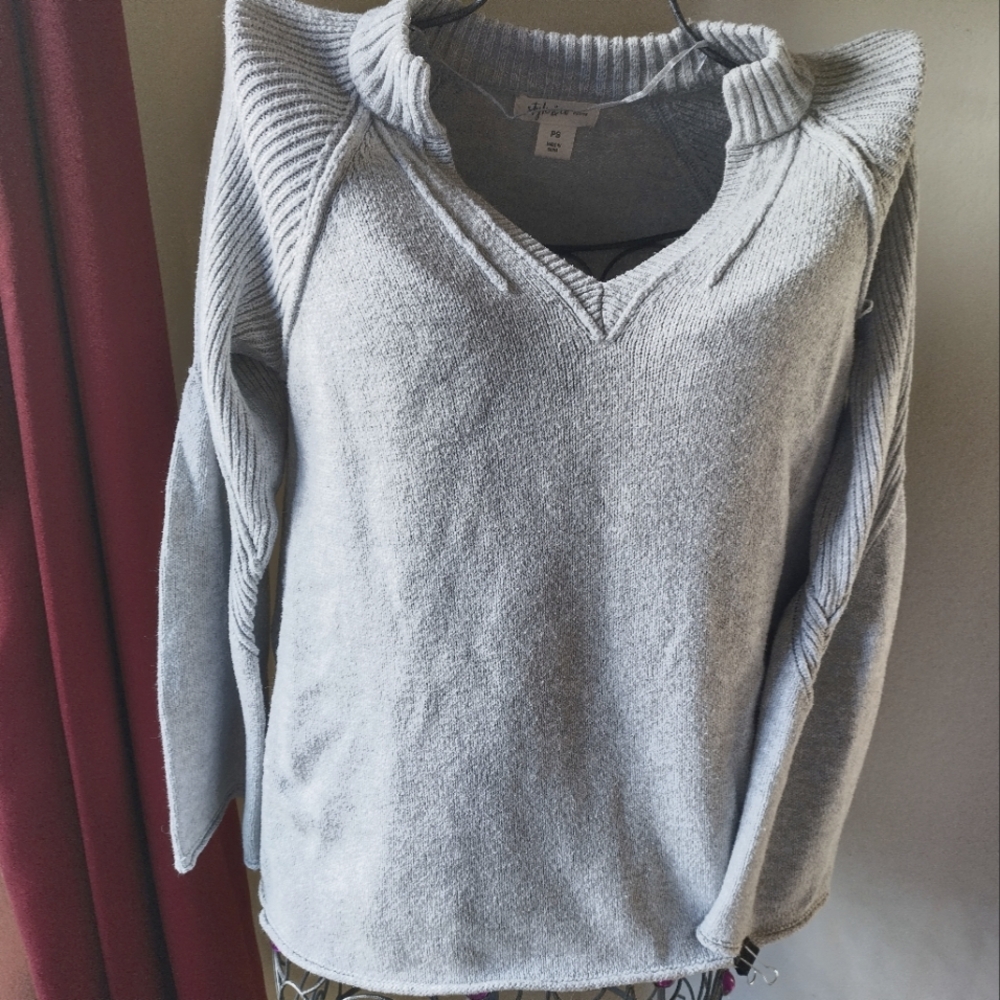Women's grey sweater. Bell sleeves with ribbing detail. Size small.